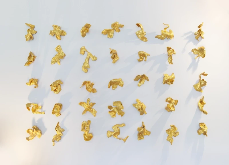 Der_Trost_der_Schonheit_-__Mandarinnschalen_-_AcrylEpoxi_-_40-teilig_Masse_variabel_-_2024